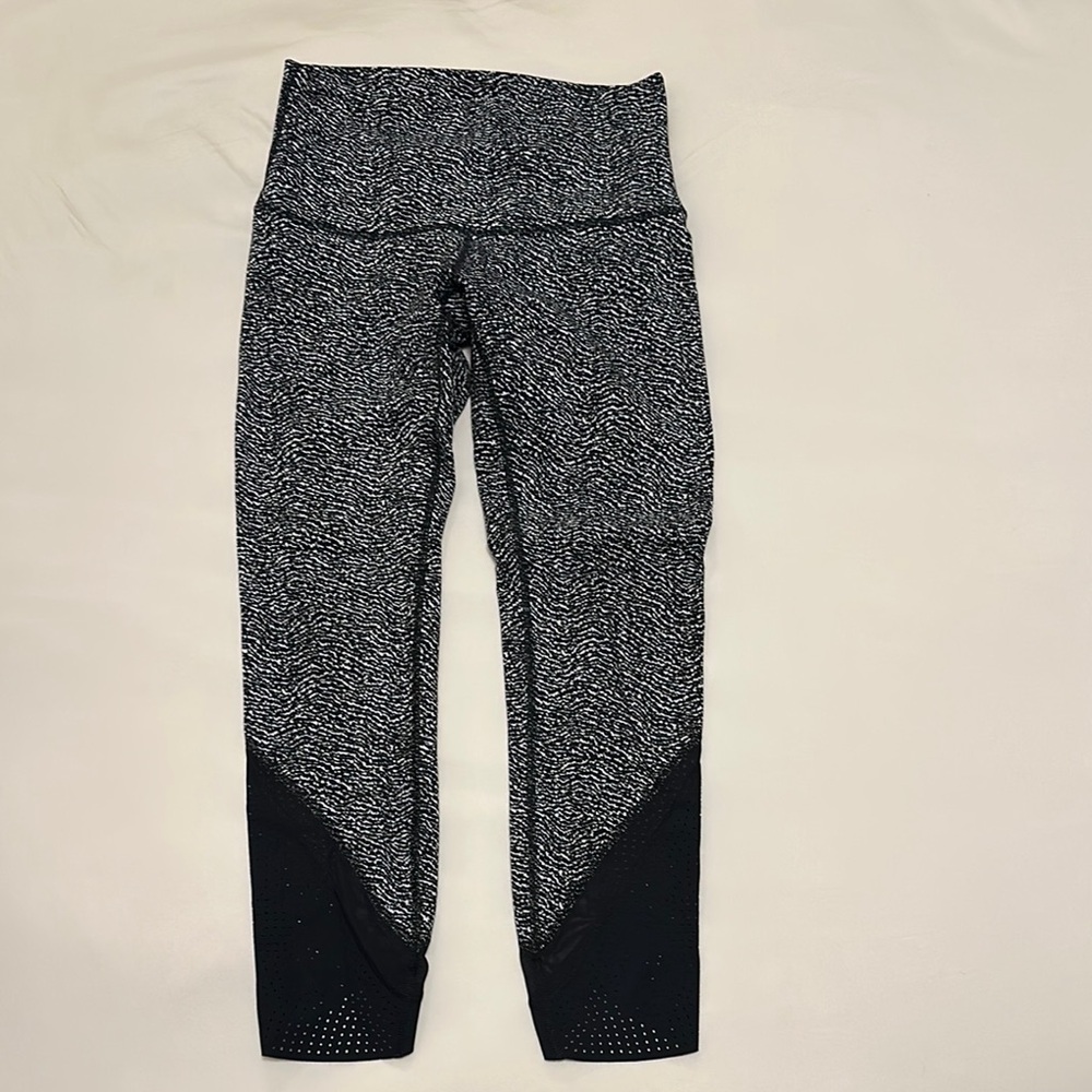 Lululemon Black and White Patterned Leggings size 6